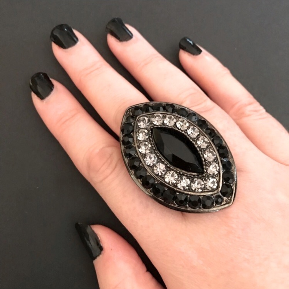 🇨🇦 Sparkly Black & Silver Statement Ring Size 8